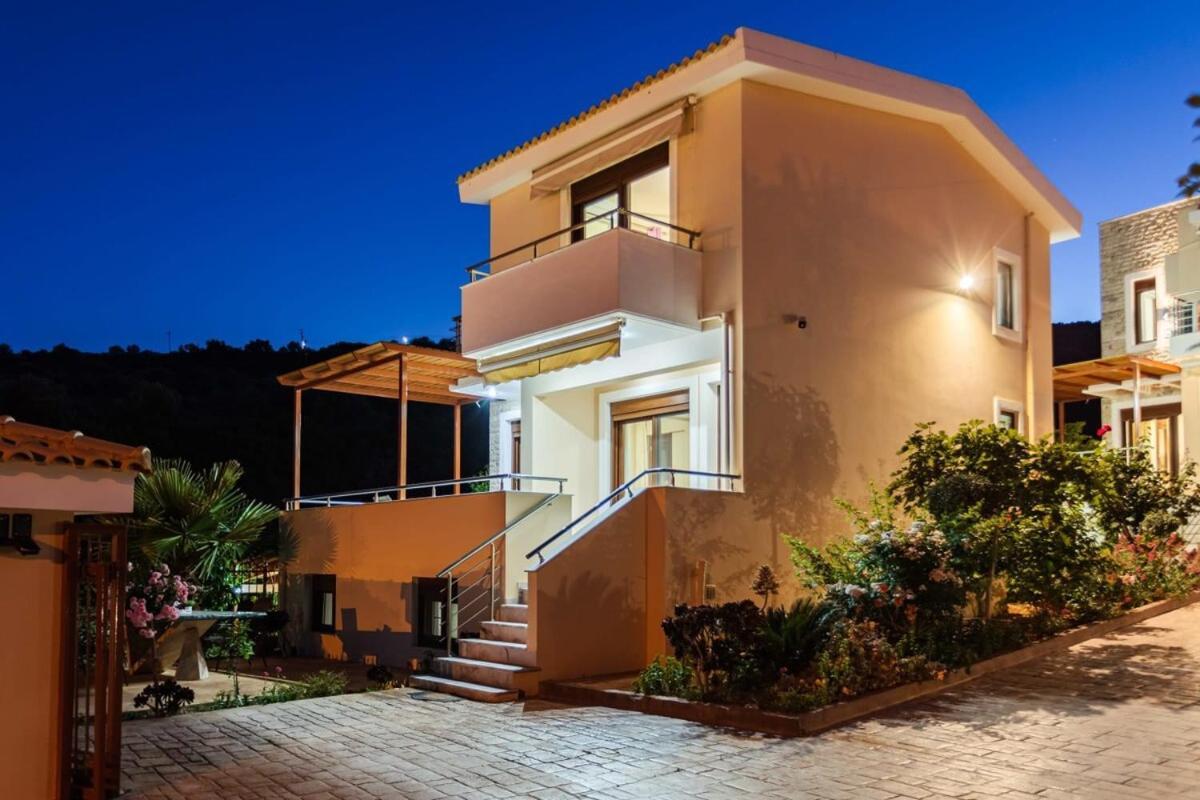 Villa Armonia - Beachfront Majestic Retreat Petalídhion Exterior foto